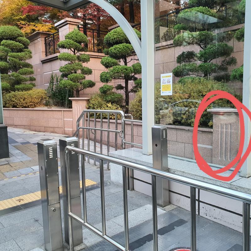 설명해주자면 1번 출입구로 나오면 유리(?)바로 옆 돌기둥 뒷편에 숨겨뒀어 회수가 안된다면 내가 반포로 와서 다시 회수 후 정자역에 가져다 줄 
