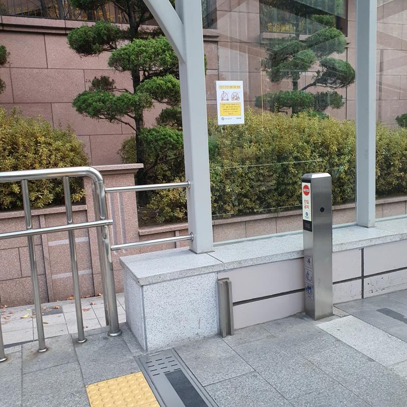 아무생각 없이 1번출구로 나왔는데 뭔가 숨기기 좋게 생긴 곳을 발견했다 에스컬레이터 바로 옆 돌기둥이야! 돌기둥 뒤에 자리 있어요 ~ 이건 어떻