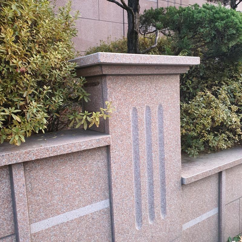 아무생각 없이 1번출구로 나왔는데 뭔가 숨기기 좋게 생긴 곳을 발견했다 에스컬레이터 바로 옆 돌기둥이야! 돌기둥 뒤에 자리 있어요 ~ 이건 어떻