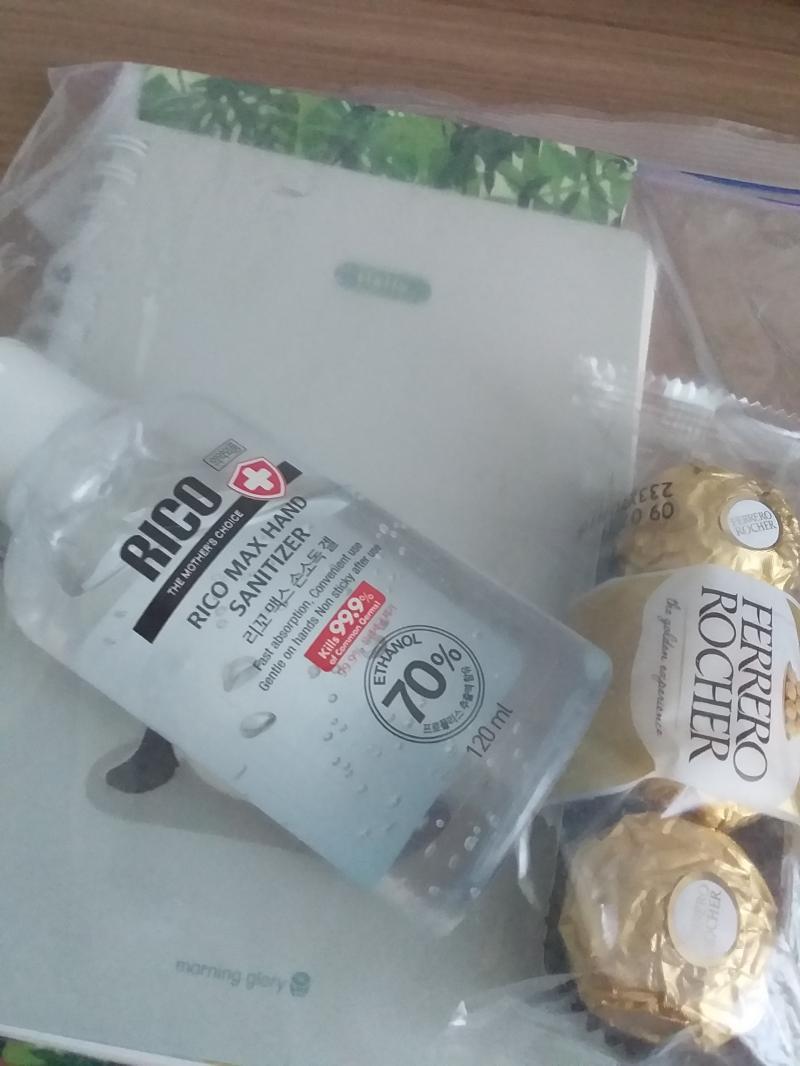 나빕은 논리적이고 이성적인 비버답게 역에서 가장 가까운 기둥부터 뒤져보기로 했어. 유레카! 그 기둥 뒤에 비닐봉지와 내 앞을 거쳐간 수많은 비버