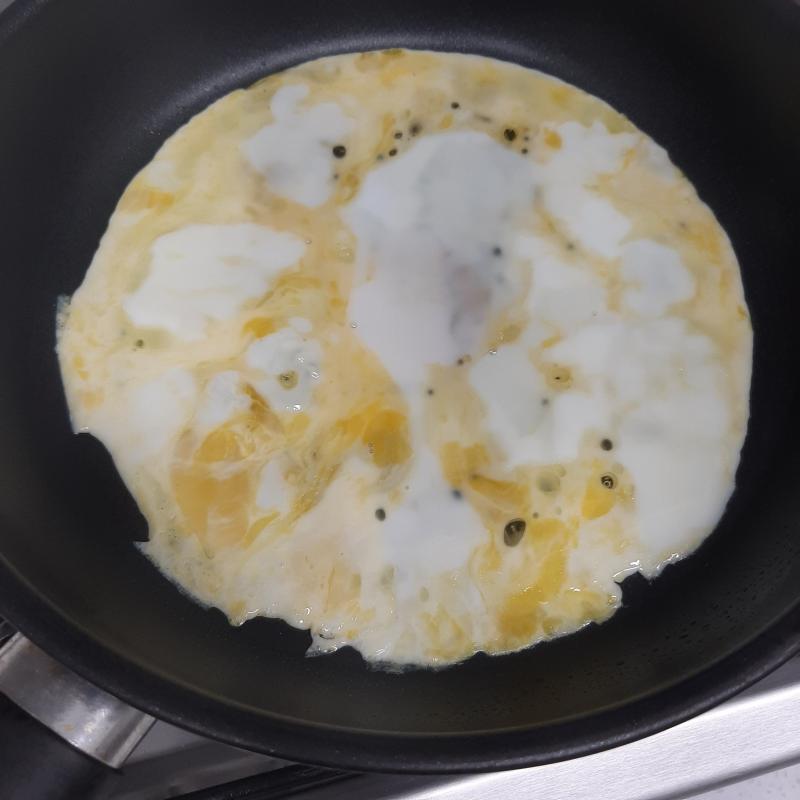 어쨌든 대충 익으면 만다. 돌돌돌...