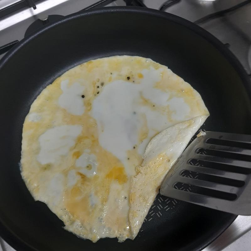 어쨌든 대충 익으면 만다. 돌돌돌...