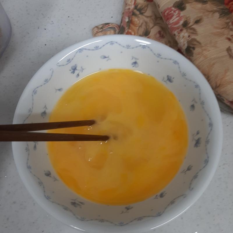 팬에 기름을 두르고 계란은 대충 푼다. 귀찮으니까.