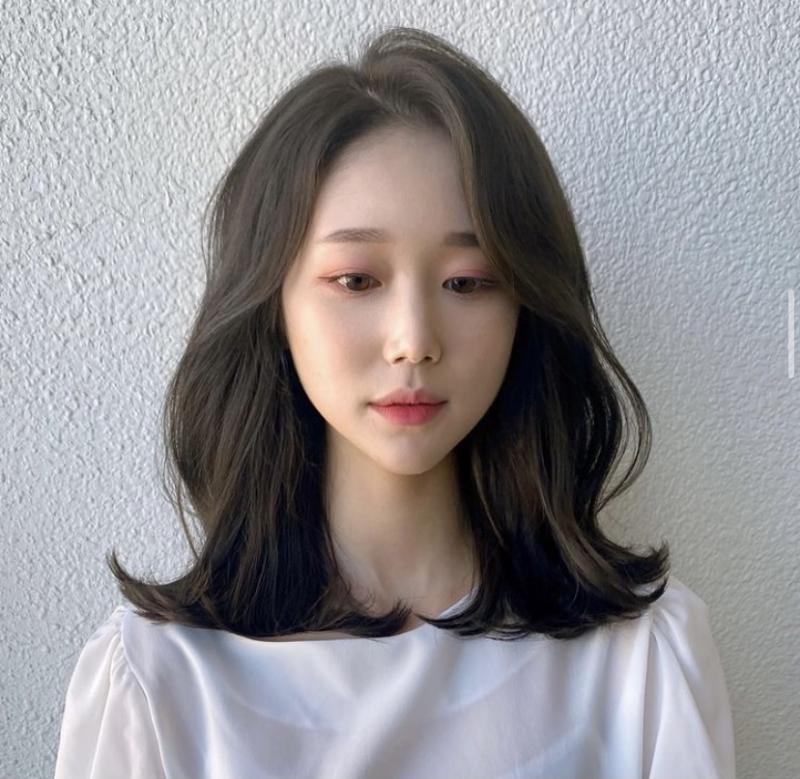 >>228 안뇽! 나는 광대가 있으면 사이드뱅으로 일단 자르고 밑에는 층 살짝내서 빌드펌 추천해! 요즘 너어어무 많이 하는 머리얌 손질두 편하구