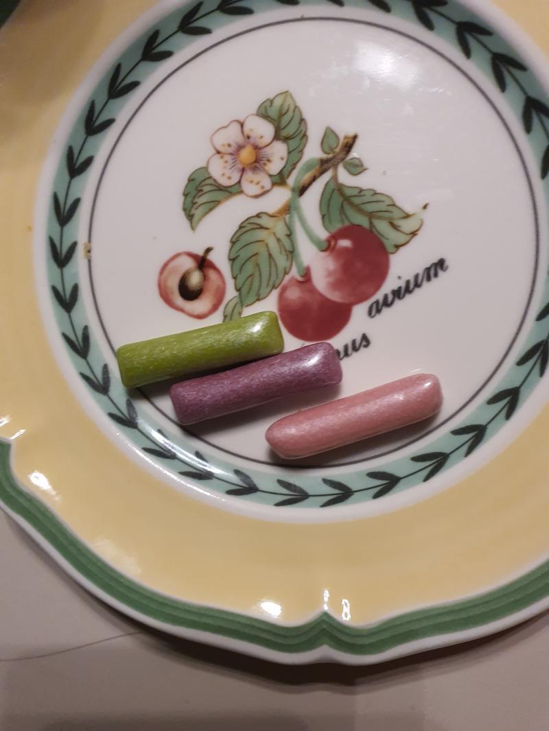 이게 그 젤리. 맛은 의외로 평범함. 외형보고 수수깡 젤리라고 한듯