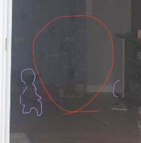 나는 이렇게 보여.. 우측 하단에는 아저씨 얼굴 보이고 왼쪽 하단에는 모나리자?? 같이 눈썹 없이 생겻을거같은? 애가 앉아있는것처럼 보여..