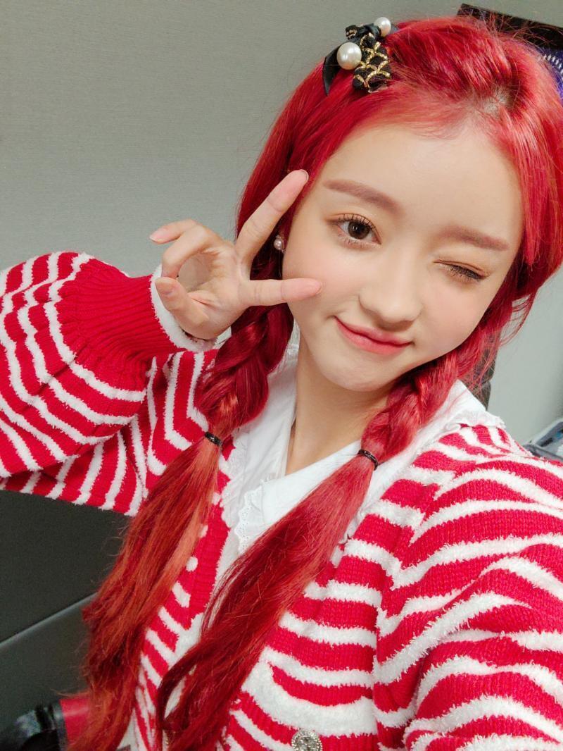 나부터 오마이걸 유아 예쁜사진 정말 많지만 최근 꽂힌사진이 이거.... 머리스타일 너무 예뻐 만화주인공같아 ㅠㅠㅠ....