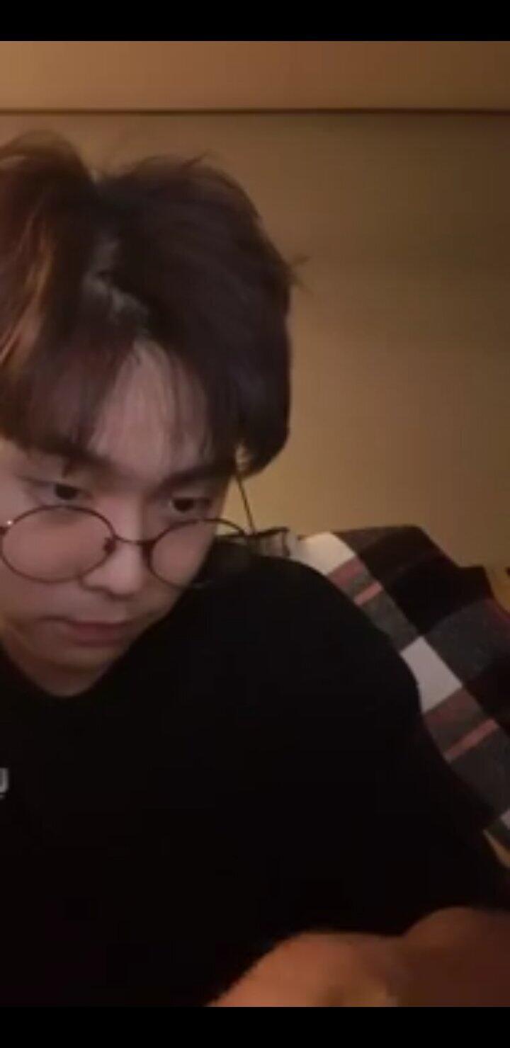같은 사람 맞구요.........