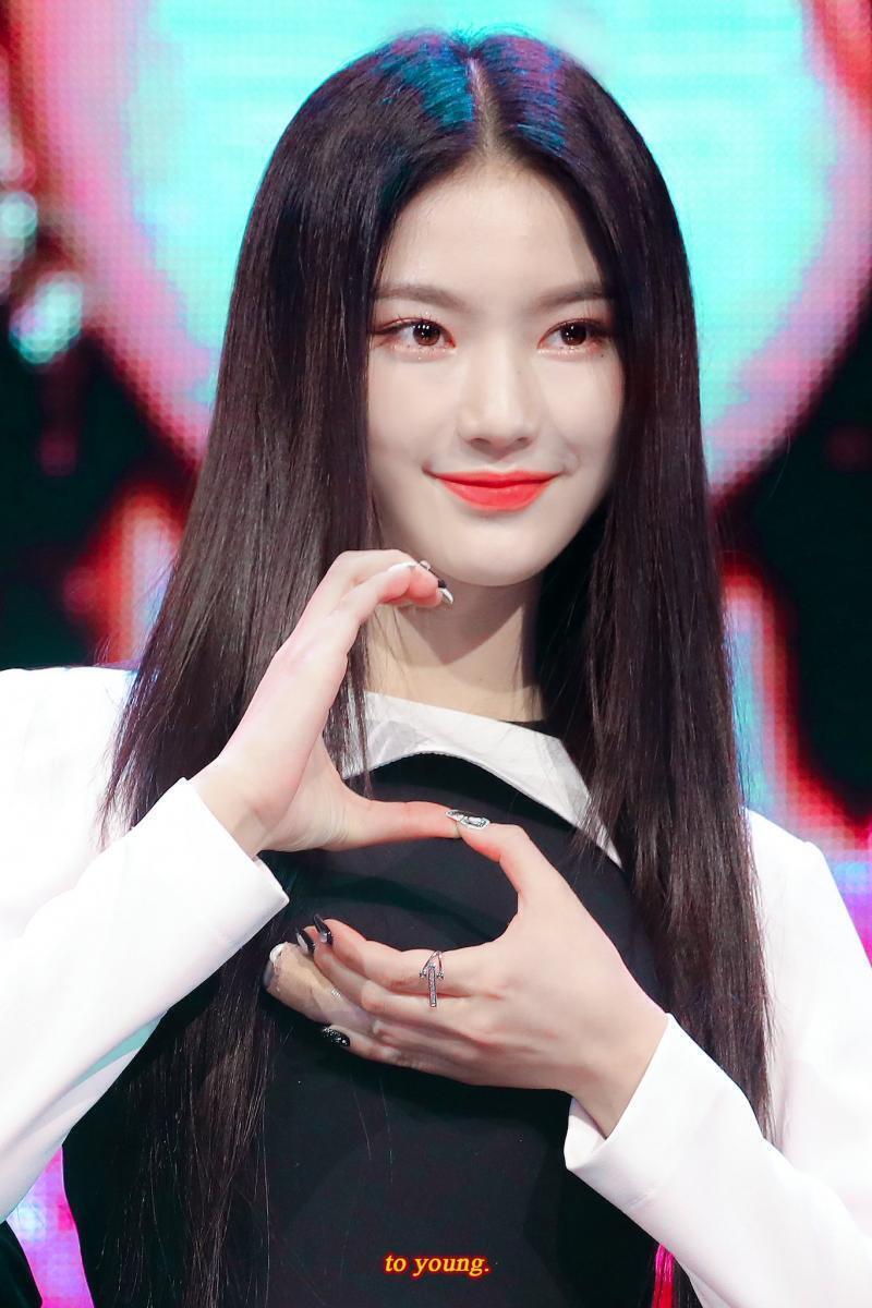 아이사도 봐주세요❤️❤️ (Twt.to young님 사진)