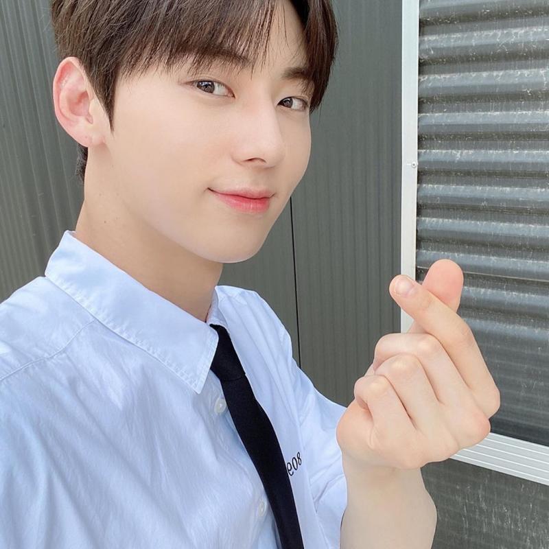 황민현황민현 무조건 황민현 라이브온 대박이다 진짜...
