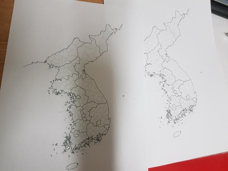 오른쪽이 애가 그린거 왼쪽이 원본..