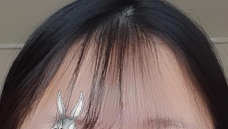 헤어라인에 머리숱이 적어서 걍 편하게있으면 1번사진 처럼되서 이마 너무 넓어보여가지고 짜증나ㅠㅜㅠ 좀 고데기 열심히하고 옆으로 퍼뜨리면? 3번째