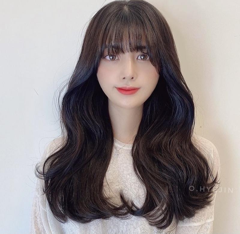 >>242 음 그렇담 시스루뱅ㅇㅔ서 숱을 더 내려서 자르는게 어떨까? 난 시스루뱅 잘라줄때 평소 앞머리보다 숱을 더 많이 내고 길게 잘라서 옆광