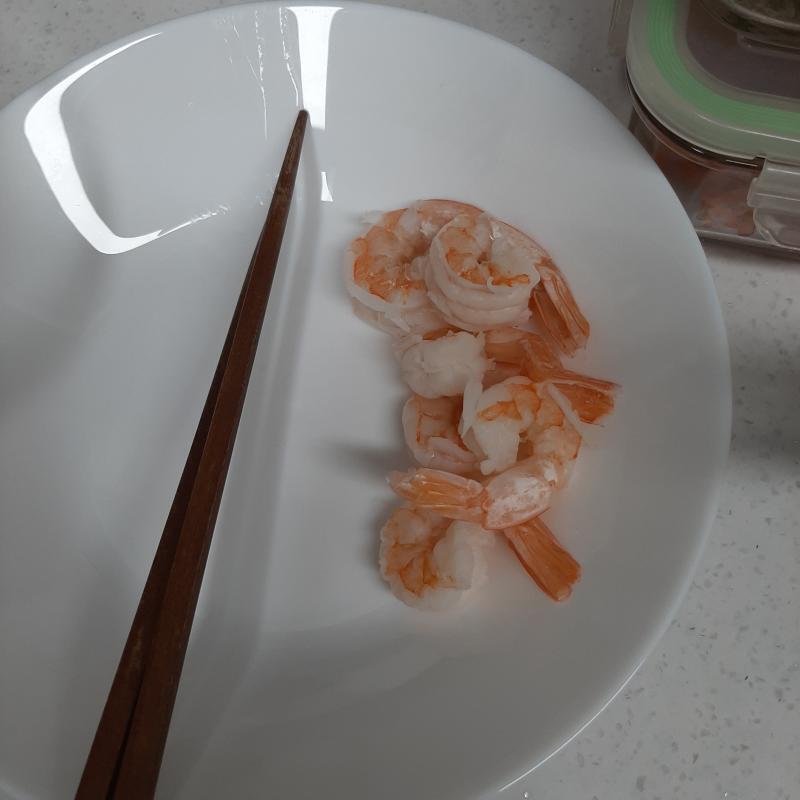 새우 냄새가 면수에서 나기 시작했다. 새우를 따로 건져놓기로 함. 나중에 다시 넣으면 되겠지
