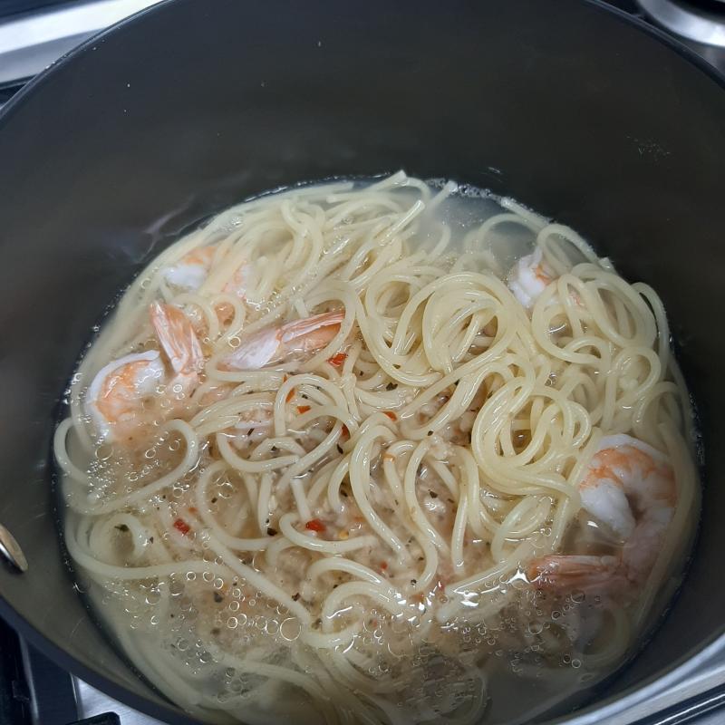 소스 투하. 맛있는 냄새 난다