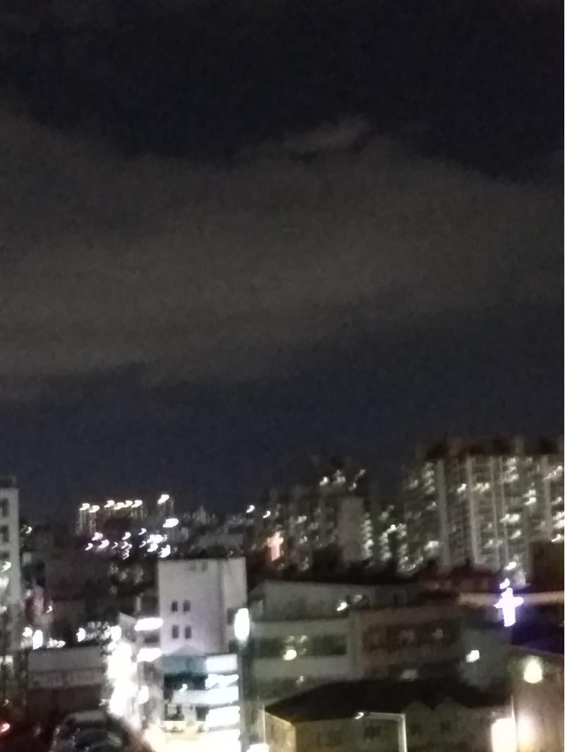 헉 스레주 안녕!! 내 꿈이 연예인이야 정확히 말하자면 가수긴한데 올해 그 꿈을 갖게 되었거든 근데 코로나때문에 돌아다니지도 못하고 집에만 있고