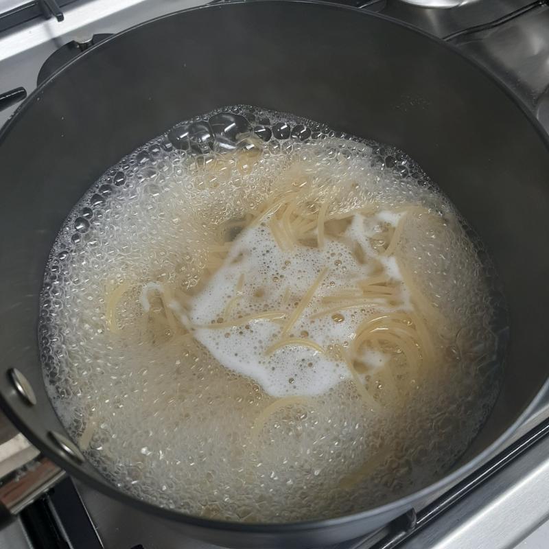 새우 냄새가 면수에서 나기 시작했다. 새우를 따로 건져놓기로 함. 나중에 다시 넣으면 되겠지