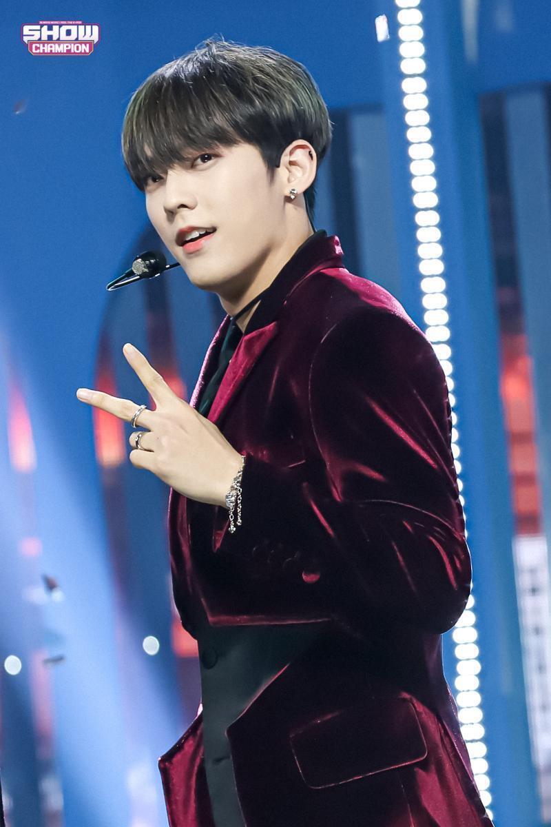 나 진짜 돌판 관심도 없고 오히려 요즘 아이돌 노래실력도 별로고 얼굴도 다 비슷비슷하게 상겼다는 편견을 갖고 아이돌노래 절대 안듣는 사람이었는데