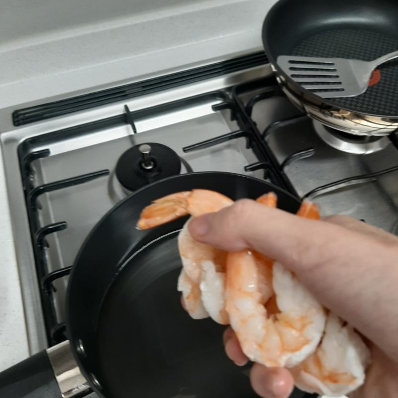 일단 물을 받고 새우를 꺼낸다. 새우는 한 번 씻어서 넣기로 했다. 새우를 씻으면서 '아 새우 너무 많이 익히면 맛없으려나'라는 생각이 들었지만