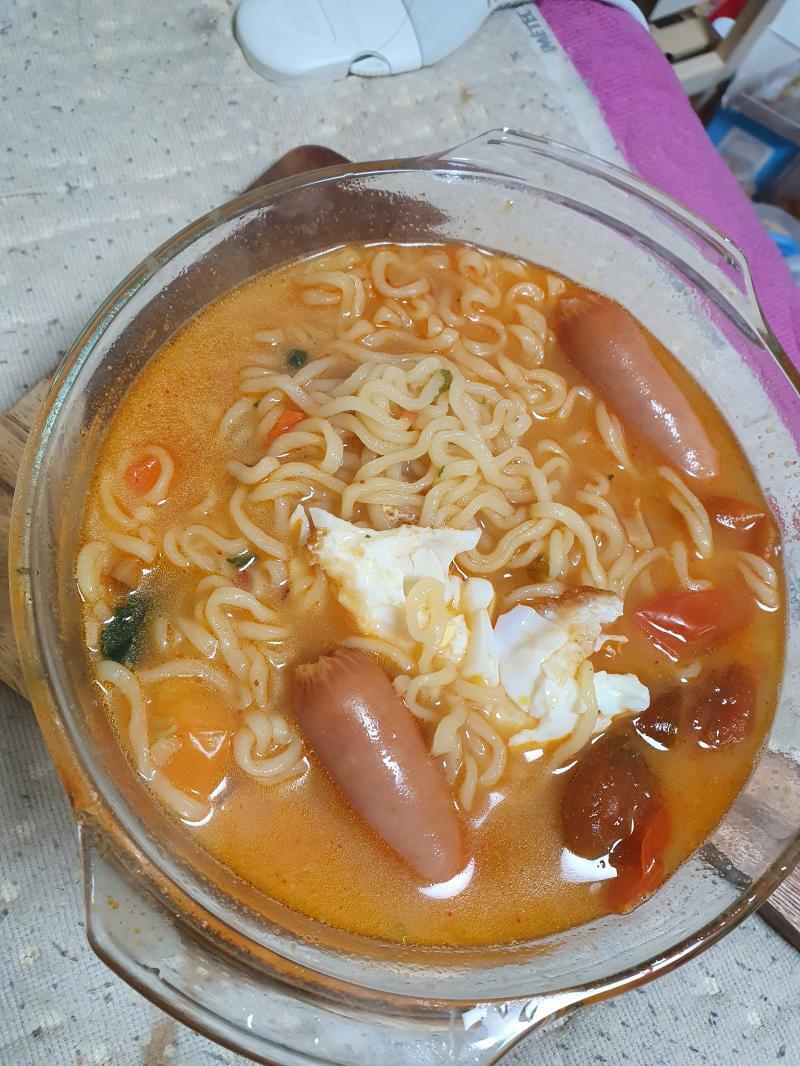 라면에 치즈 소시지 게란후라이 토마토 넣엇는데 어떰