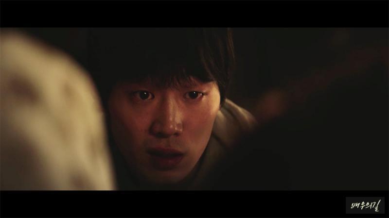 이게 잘생기면 뭐 엌ㅈㅓ자는거임 야 정신차려 니는 이미 니 남편이 잇다 니 남편 군대에 잇어도 야 흔들리지 마라~? 아 쓰팔 근데 개잘생겼네