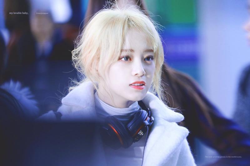 이 언니 뭔데 이렇게 예뻐..???,??? 와 진짜 첫번째 사진 진짜 엘프같지 않아???? 와 진짜 나 오늘부터 팬할래ㅠㅠㅠㅠ ㅠ