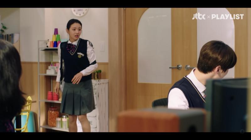 놀랄 때 입술 비교해봐 얘임