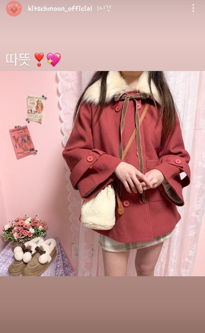 크리스마스가 다가오기도 하고 붉은 계열의 코트에 목 부분에 흰 카라 포인트 예쁘다.. 가방까지 희고 복실복실하면 크리스마스느낌 짱. 뭔가 코트때