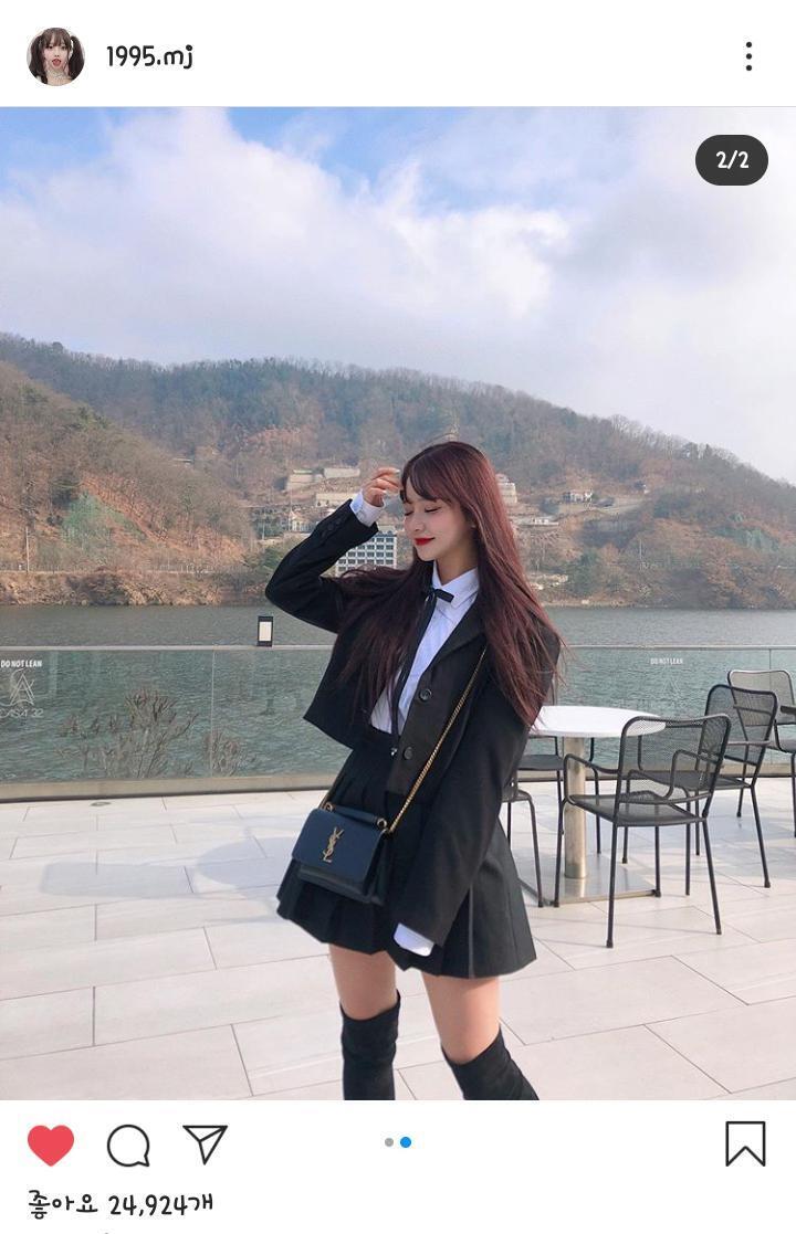 단정하면서도 교복같은? 그런 느낌의 옷 좋다.. 테니스치마는 예전부터 지금까지 그냥 쭉 예쁜 듯. 무릎까지 오는 긴스타킹 양말이랑. 살짝 코스프