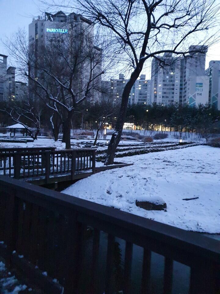 여기 혹시 귀신같은거 있어? 친구랑 여기 걷는데 왠지 모르게 좀 쎄해서..