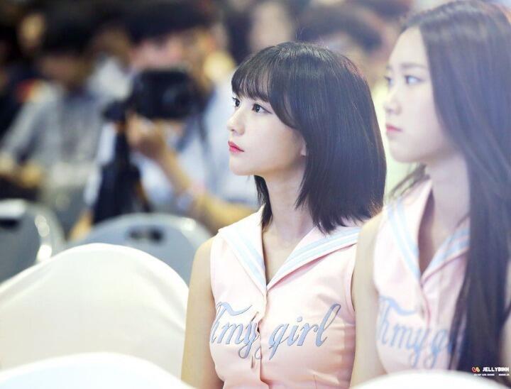 단발에 층 많이내는건 어때 숏컷이랑 단발 중간느낌? 사진참고해봐바 비슷한 스타일에 기장을 좀 줄여도 괜찮을수도 참고로 오마이걸 비니님이고 비슷한