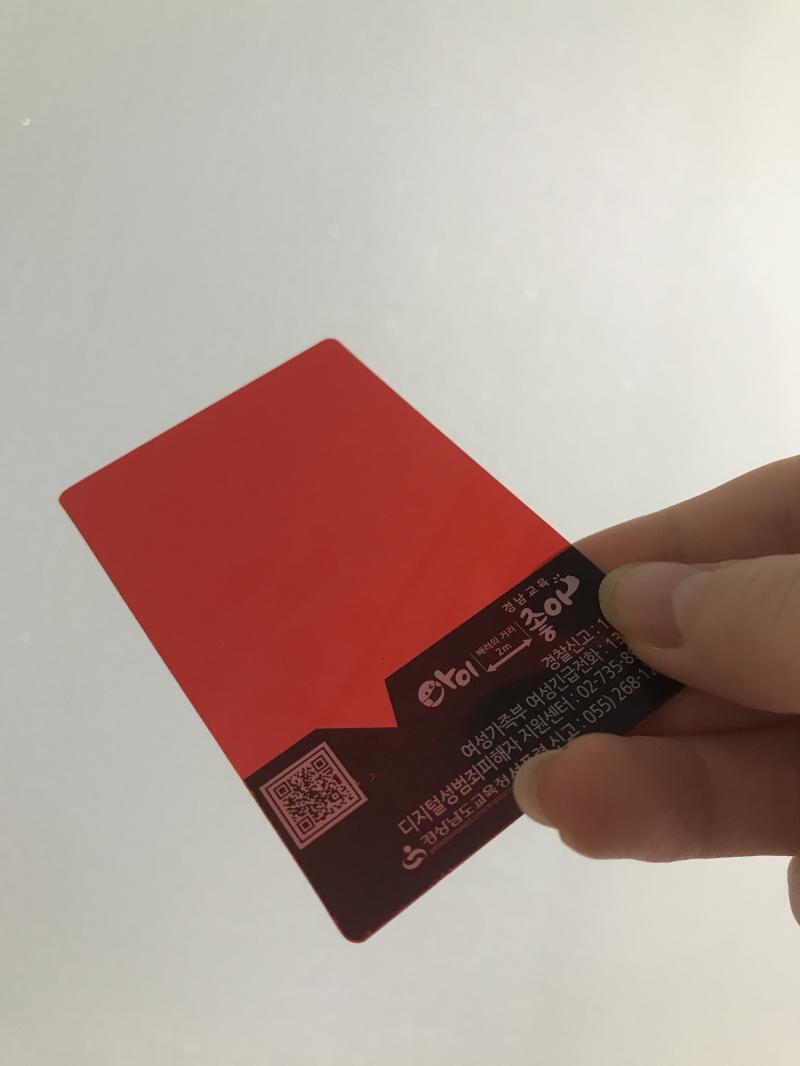 혹시 카메라 일수도 있겠다 싶어서 전에 학교에서준 빨간색 그 뭐시기 요거 사용해서 책상이랑 반대 벽을 찍었는데
