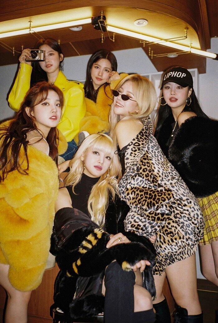 여자아이들은 하이패션 브랜드인 립합의 모델로 발탁되었다.