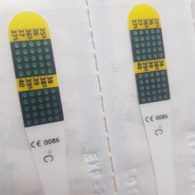 그리고 제일 신기했던건 일회용 온도계이다 대충 이렇게 생겼는데 입안이나 겨드랑이에 끼고 기다리면 저기 눈금이 검정색으로 변한다고 써져있다 무슨