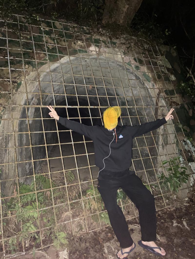 2.0키로 정도 걸었을때 발견한 동굴에서 찍은 사진인데, 쟤는 내 일본인 친구야,