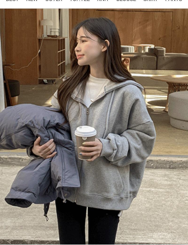 >>16 평소 학원 갈땐 이런 편한 캐쥬얼 옷 입는게 좋은거 같고 키가 아담 하니 발목에 어느 정도 보이는 바지를 입는데 좋을거 같아. 키가 작