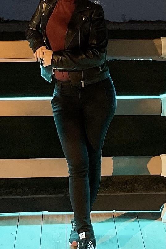 가을이라 옷이 얇긴한데 감이 안올까봐 사진 투척할게! 하이웨스트가 허리선을 높여주니까 실제 내 다리보다 길어보이고, 위에 크롭은 아니지만 핏하게