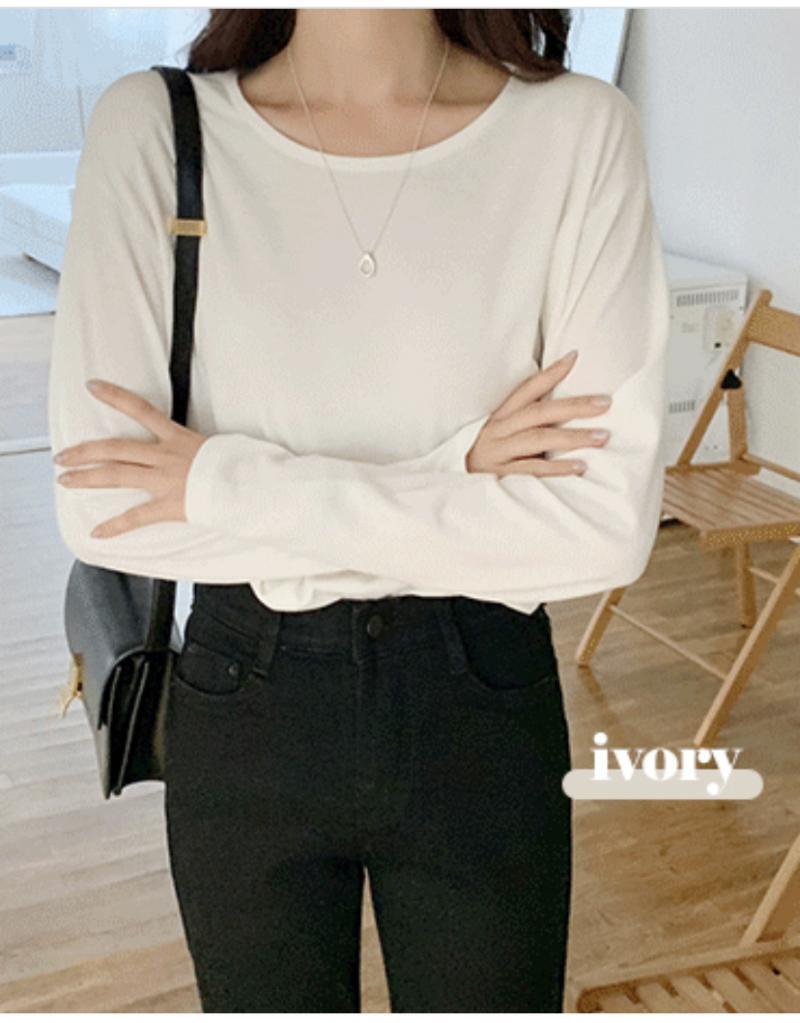 >>16 좀 꾸미고 싶은 날엔 저런 트임이 있고 종아리 까지 보이는 치마 입으면 다리 길어 보여. 역시 핏이 가장 즁요 하니깐 주의 하고 옷 조