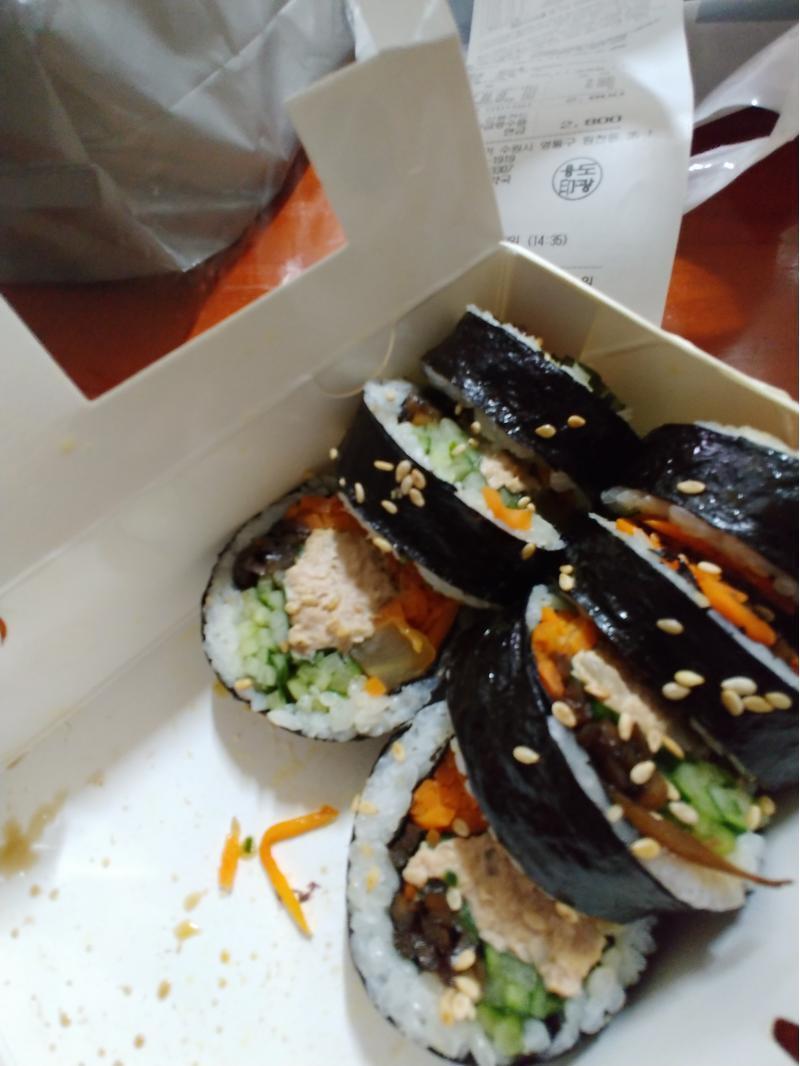 병원 지하에서 사온 김밥