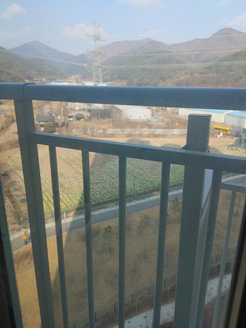 내방앞은 산이고 내동생 방은 배추밭이 보이는 자연과 함께 사는 곳 ㅋㅋㄱㅋ
