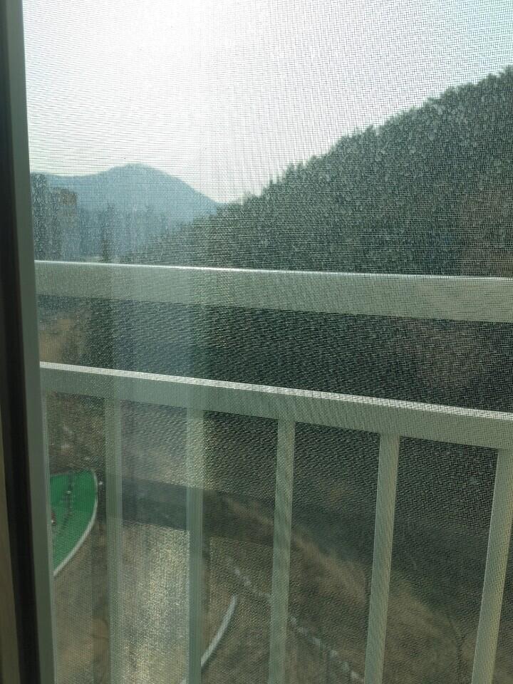 내방앞은 산이고 내동생 방은 배추밭이 보이는 자연과 함께 사는 곳 ㅋㅋㄱㅋ
