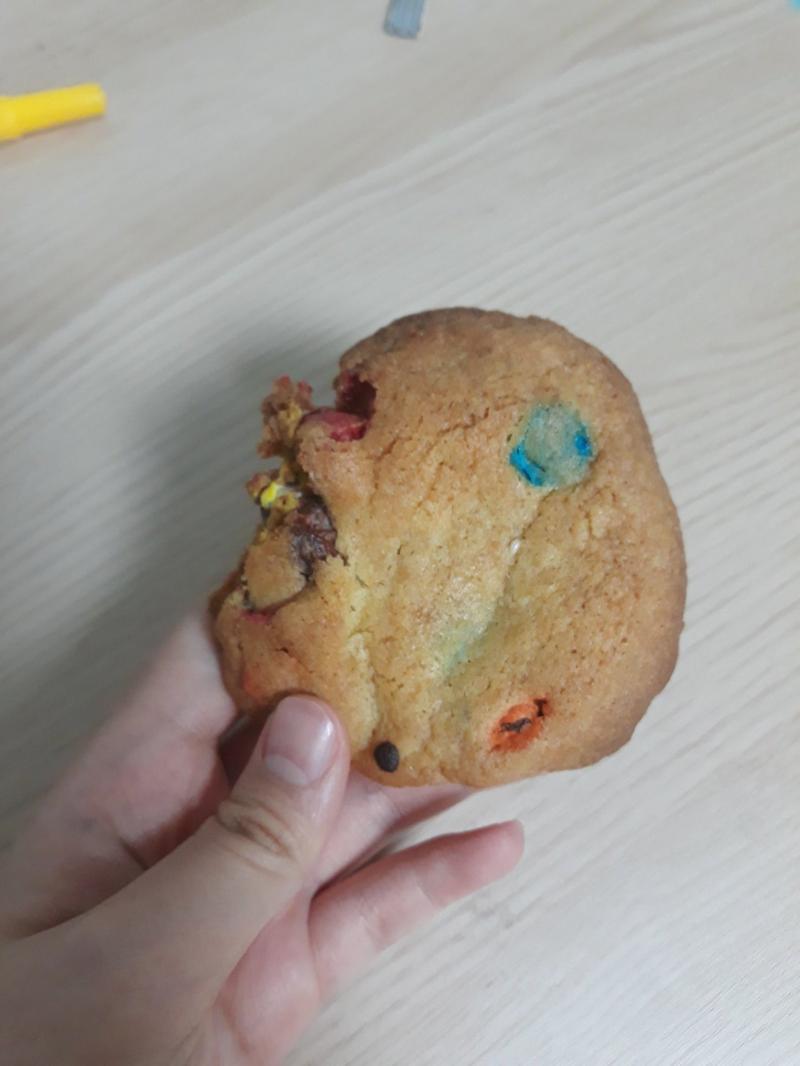 엠엔엠 쿠키....식빵... 식빵은 때리면 빡소리나....그래도 다 맛은있었어