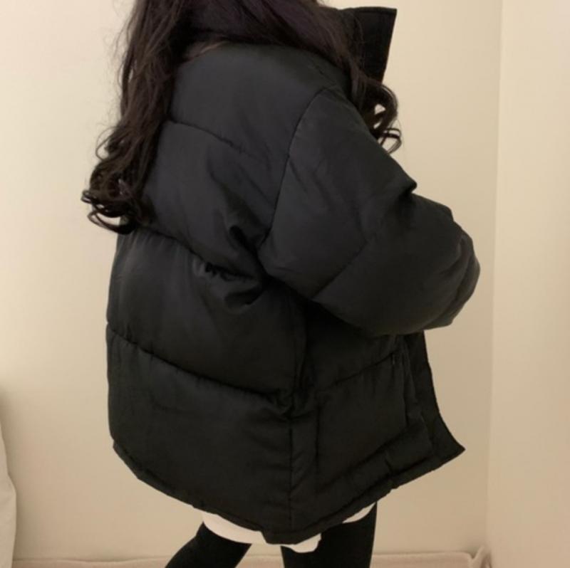 아직도 살지 말지 고민중이긴 한데 어떤 색이 더 예뻐보여?? 보통 무채색 옷 자주 입어