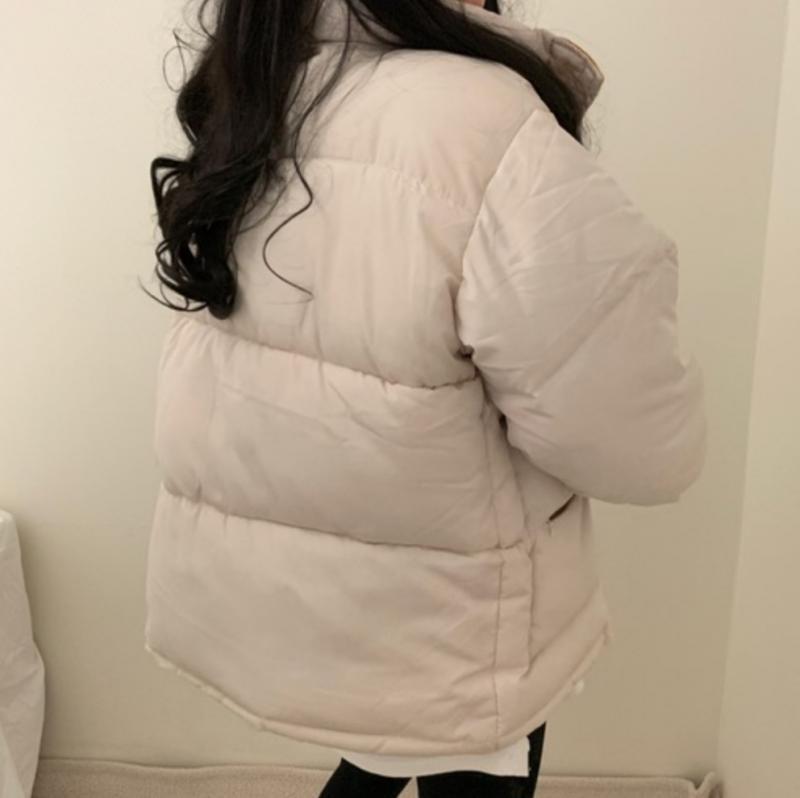 아직도 살지 말지 고민중이긴 한데 어떤 색이 더 예뻐보여?? 보통 무채색 옷 자주 입어
