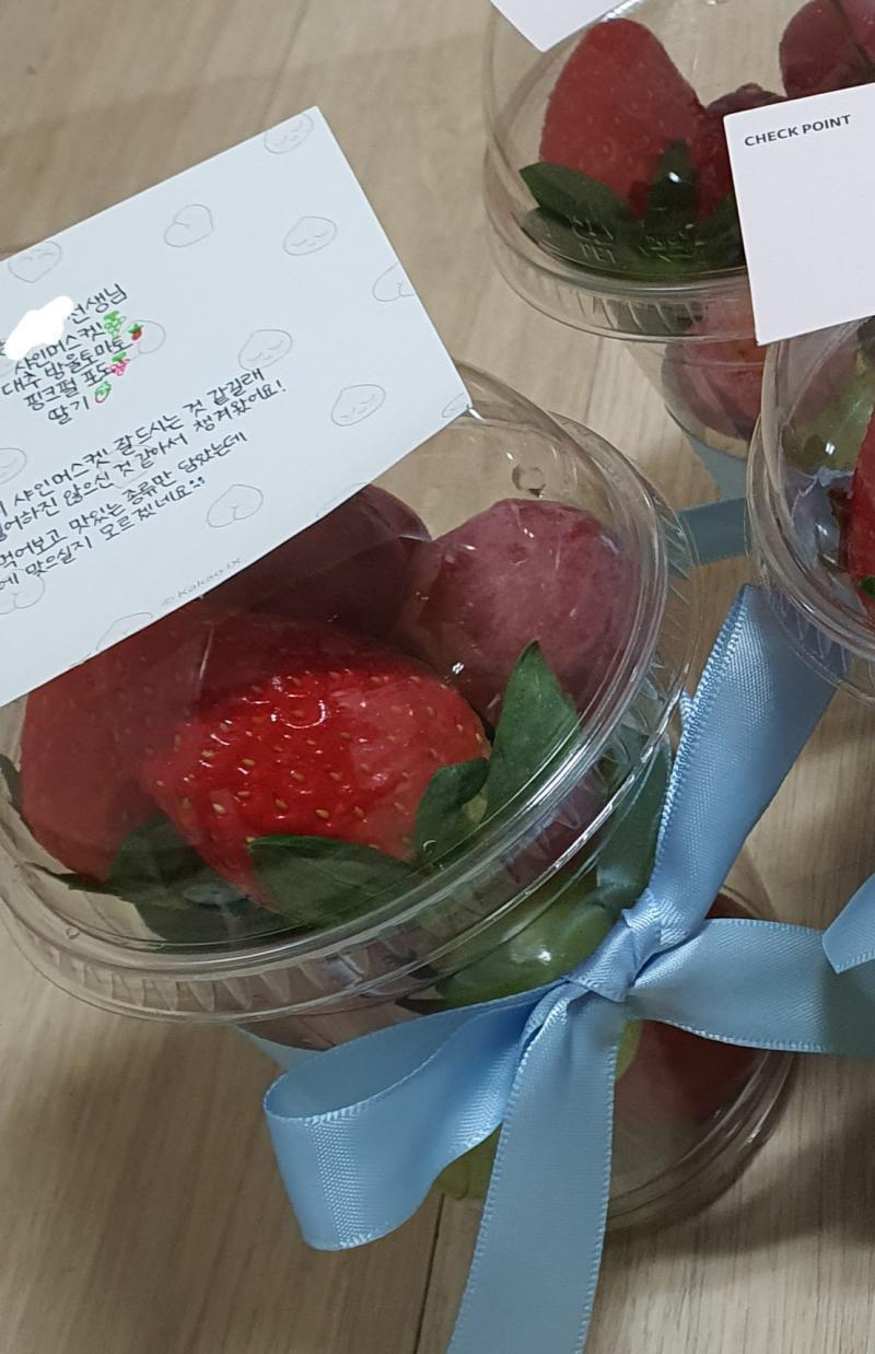 사실 말이 애들주려고...였지, 처음부터 선생님도 챙기려했던 나는 작은 종이가방을 샀어. 딱 저 컵 두 개 정도 넣고 옆이 살짝 남는 그런. 그