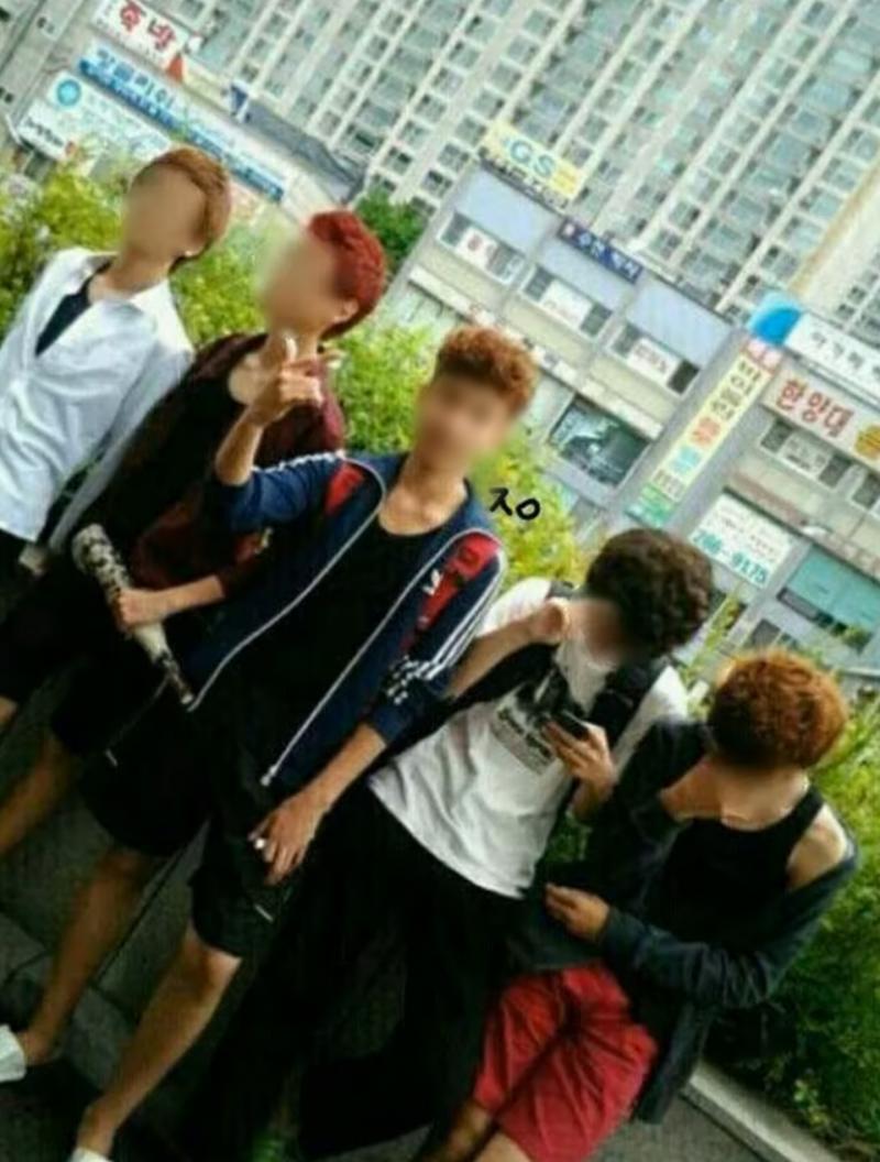 가운데가 내가 말하는 아이돌이야 누군지는 안밝힐게!
