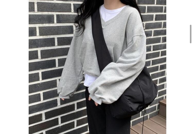 오 부럽다,, 사진처럼 무난한데 약간 포인트되는 브이넥맨투맨이랑 검정 슬랙스!