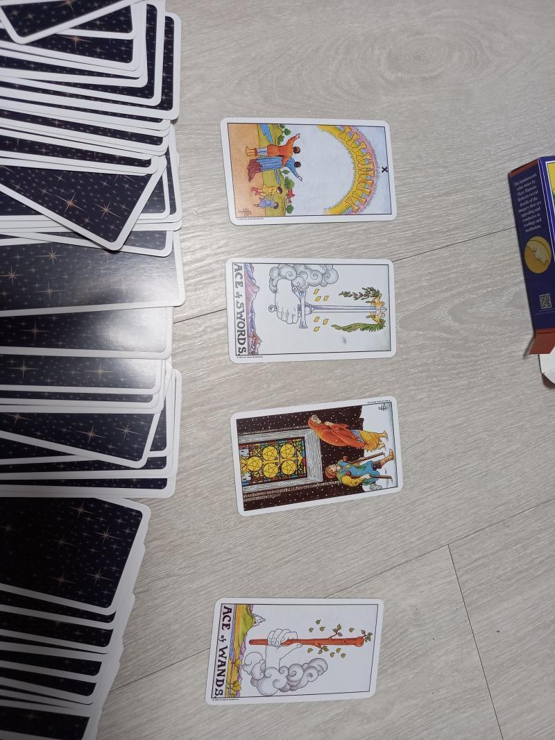>>7 일단 첫번째 카드부터 보면 과거엔 이성적인 사랑을 꿈꾸거나 좋아하던 사람이 있었던 거 같아. 그 사람이랑 미래를 그려보기도 한 거 같고.