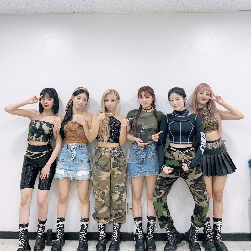 언젠가부터 슈화가 자꾸 곰돌이인지 원숭이인지 정체를 알수 없는 포즈를 취하는 것에 빠졌다. 본인은 곰🐻이라고 생각하는 것 같다....