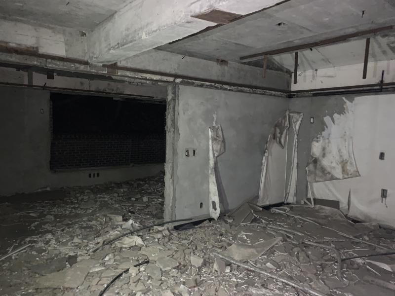 >>6 진짜 별로 볼게 없었다 한 이유가 막상 가보니까 샷시들은 다 뜯어진 상태였고 철거를 할려던건진 모르겠지만 진짜 아무것도 없었어